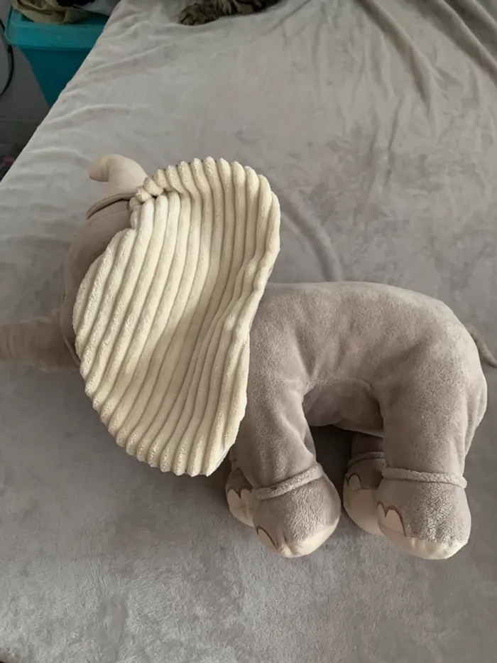 Peluche éléphant Dumbo Disney gris doux enfant - photo numéro 3