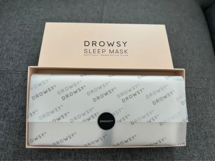 Masque de sommeil en soie Drowsy « Dusty Gold » - photo numéro 3