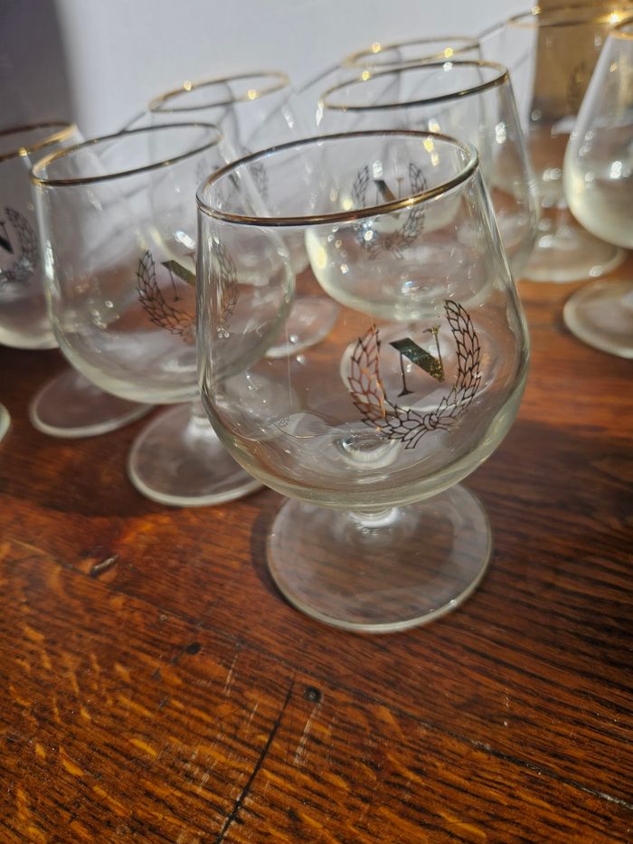 Lot de 8 verres à cognac Napoléon dorés – vintage bar chic - photo numéro 9