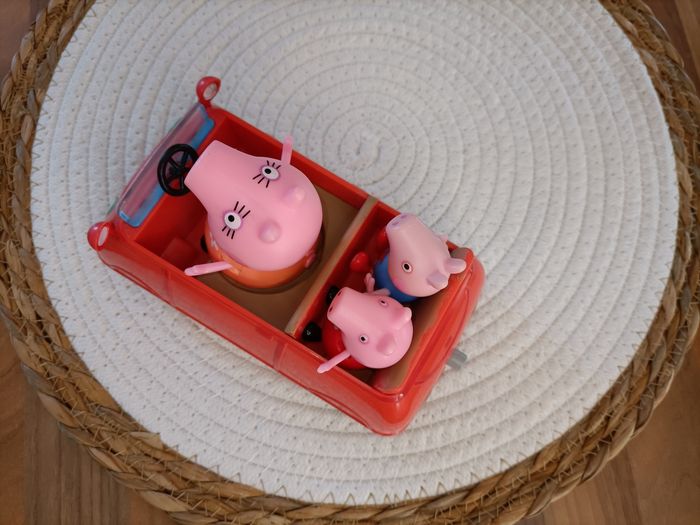 Voiture Peppa Pig et 3 personnages Maman Pig Georges et Peppa - photo numéro 3
