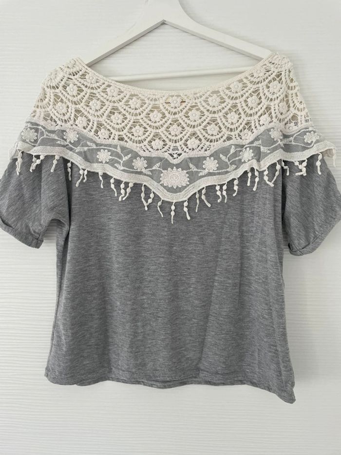 Haut t-shirt gris avec dentelle broderie blanche à manches courtes col rond - photo numéro 4