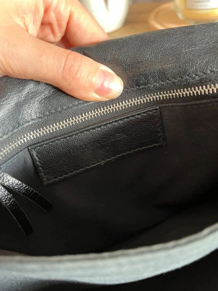Sac enveloppe Balenciaga en cuir noir - photo numéro 4