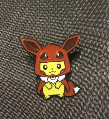 Pin’s Pikachu poncho Evoli Pokémon broche en  très bon état