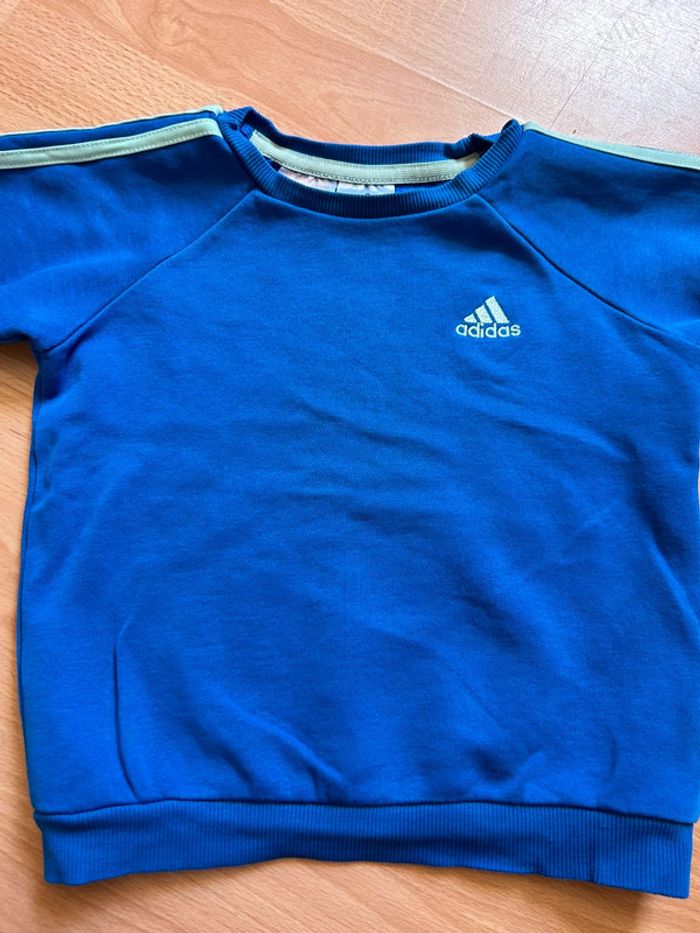 Beau sweat Adidas bleu T. 3 ans garçon TBE - photo numéro 3