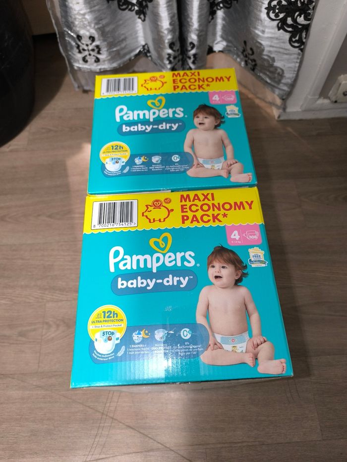 lot de couches pempers taille 4