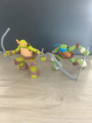Lot de 2 figurines Tortues Ninja kinder