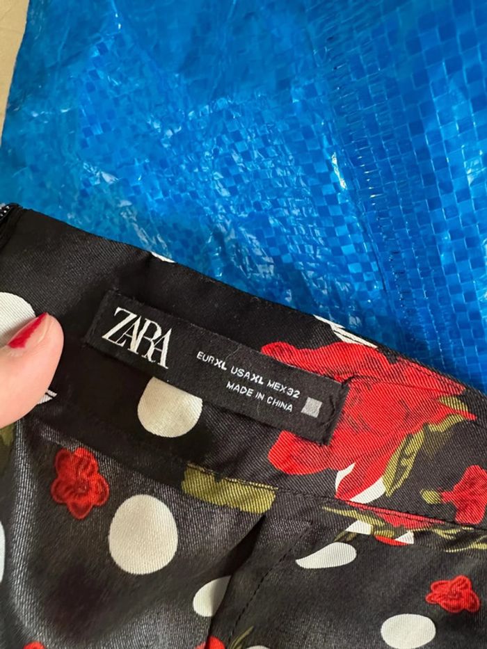 Jupe longue rouge et noire avec roses - Zara - photo numéro 3