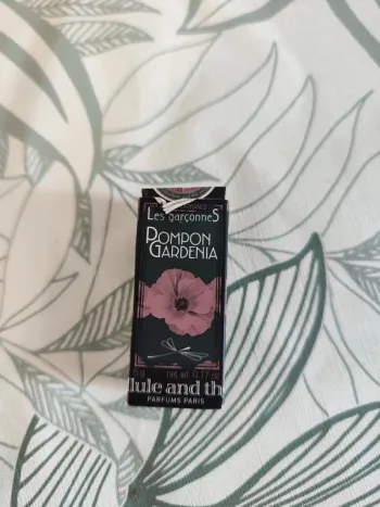 Les garçonnes pompon gardenia parfum solide en stick 5g valeur 18€