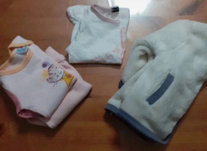 Lot 4 vêtements chauds fille taille 1 mois