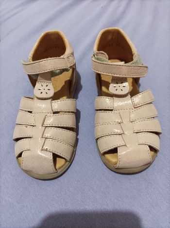 Petite sandalette neuve 
