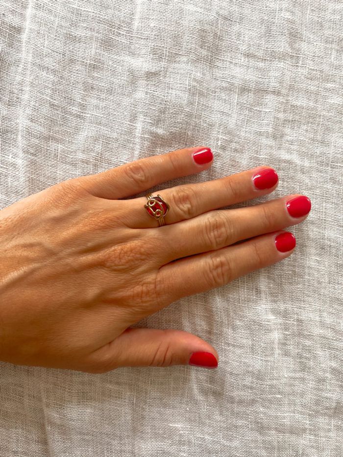 Bague doré et pierre rouge fait main