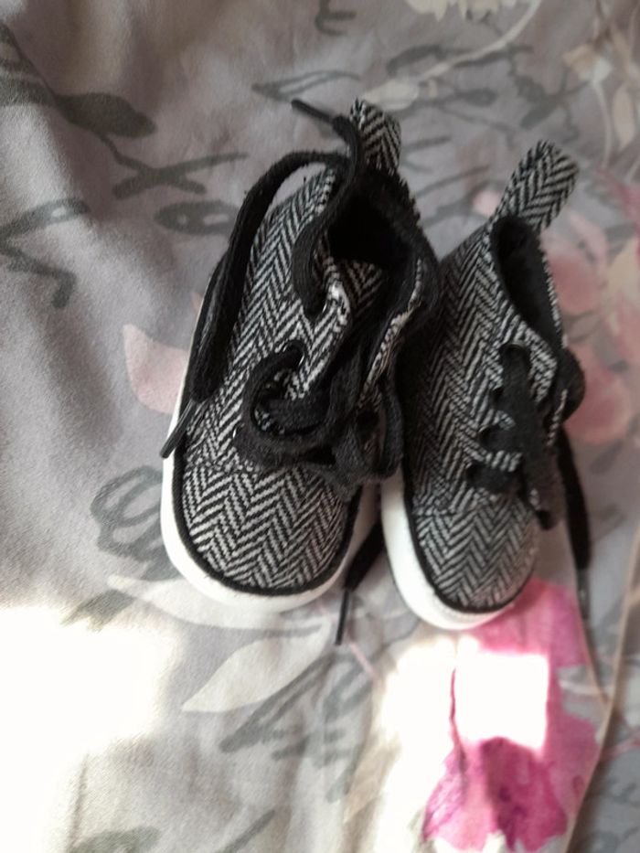 Chaussures bébé neuve 3 à 6mois - photo numéro 2