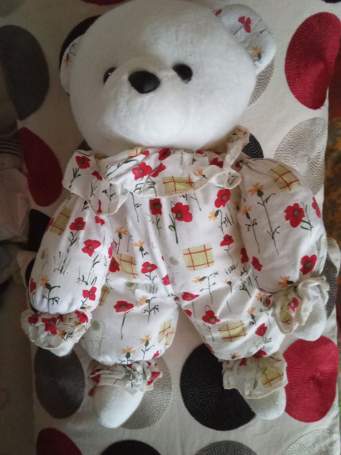 Doudou ours blanc Minouche vintage tissu blanc  imprimé de fleurs coquelicots rouges et des fleurs jaunes nez noir yeux dur noir - photo numéro 6