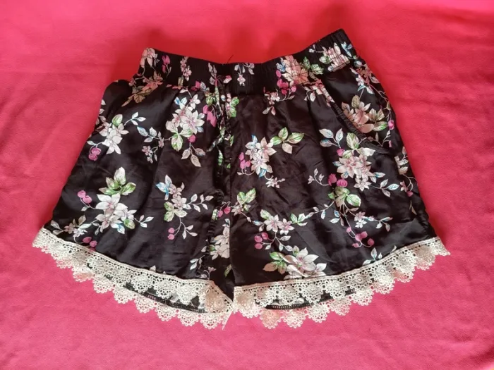 Short femme avec dentelle (A252)
