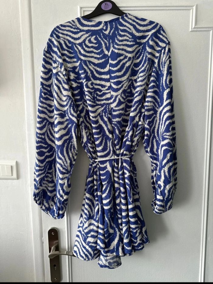 Robe courte manches longues oversize avec ceinture bleu blanc taille M - photo numéro 7
