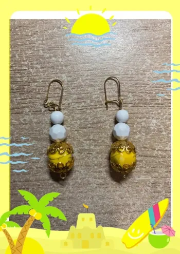 Boucles d'oreilles pendantes blanches dorées