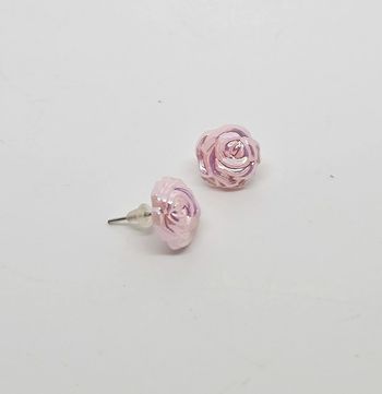 Paire de boucles d'oreilles.
Neuve.

Fleur rose claire