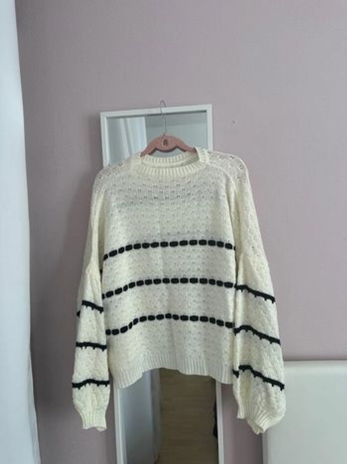 Pull blanc à ligne noir - photo numéro 3