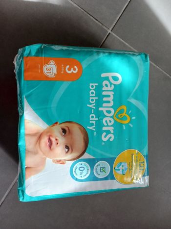 Couches pampers baby dry taille 3