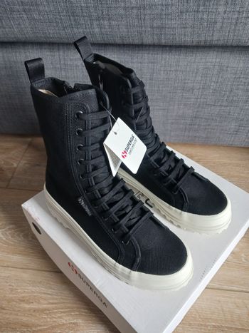 Bottines montantes compensées noires et blanc écrue Superga tailles 38