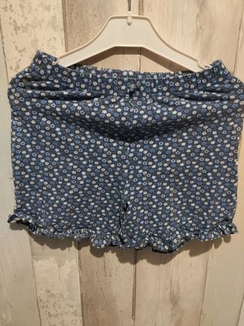 short fille à fleurs