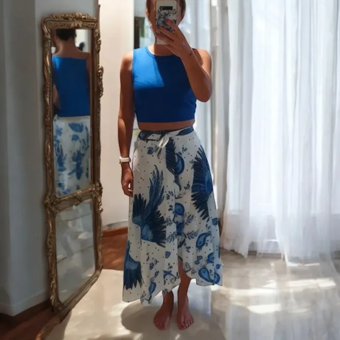 Ensemble été 💙 jupe portefeuille imprimé perroquet + crop top bleu – tendance bohème chic 🦚 - photo numéro 3