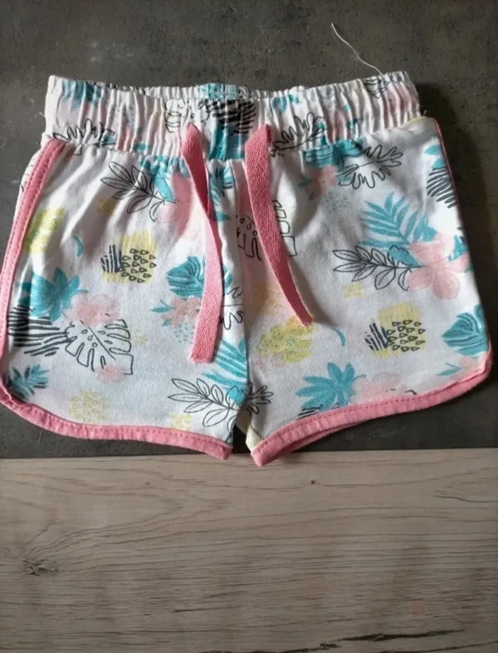 Shorts 9 mois ( 71 cms) - photo numéro 2
