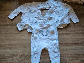 Lot Pyjama + 2 bodies 6 mois