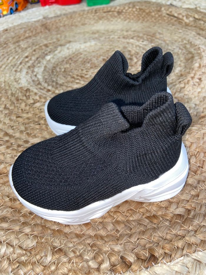 Basket chaussette noir blanche clignotante 19 neuve