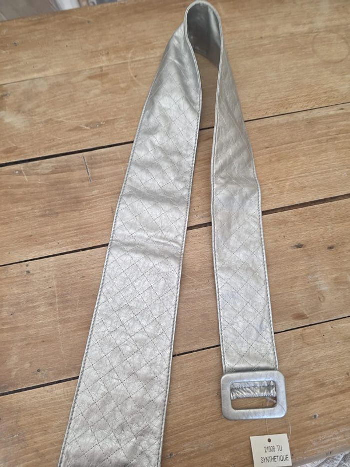 Ceinture argentée asymétrique – style rock – 112 cm – sans trous