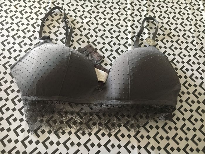 Soutien gorge gris - photo numéro 2