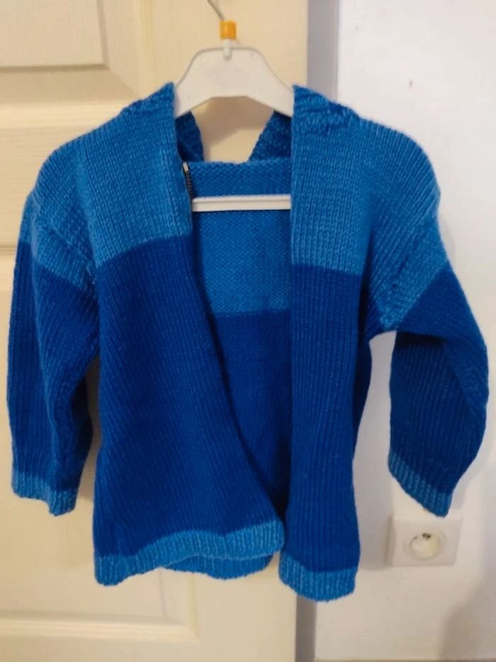 Gilet bleu à capuche. Tricoté main. 3 / 4 ans - photo numéro 4