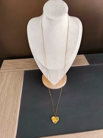 Sautoir ou collier long avec cœur plein martelé
