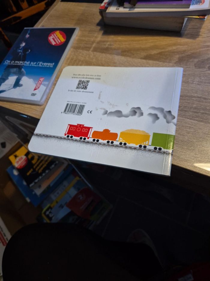 Livre enfant un train passe - photo numéro 2