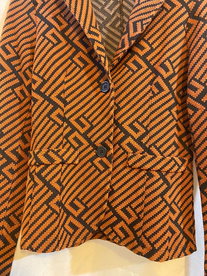 Blazer ajusté orange et noir à motifs géométriques - photo numéro 4