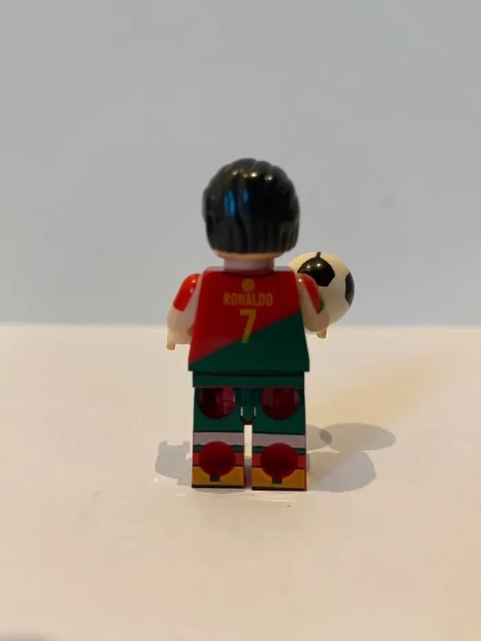 Figurine type lego Christiano Ronaldo en équipe du Portugal. Footballeur - photo numéro 3