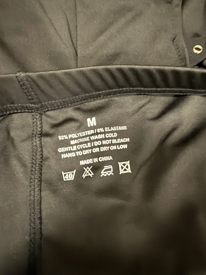 Short noir taille haute avec sangles décoratives – Neuf – Taille M – Style alternatif / goth - photo numéro 6