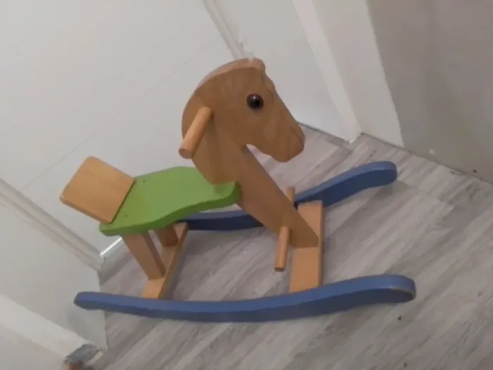 Cheval à bascule en bois