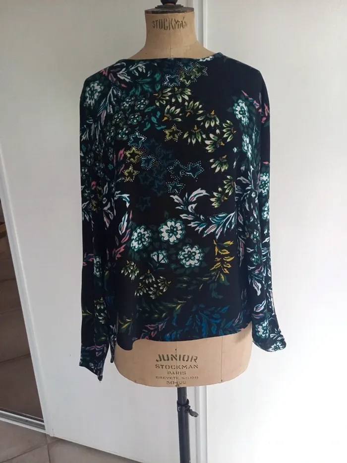 Tunique boutonnée dans le dos