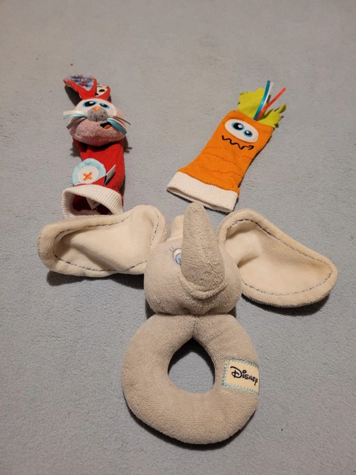 Hochet Disney et chaussettes marionnettes