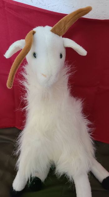 peluche vintage CHEVRE hauteur 37 cm / longueur 34 cm environ