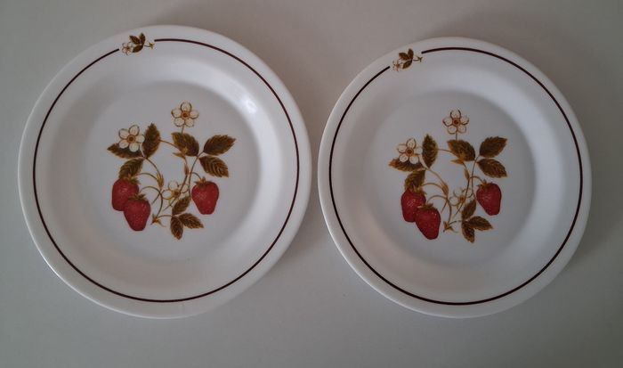 Lot de 2 assiettes blanches au décor de fraises