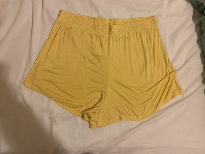 Short jaune