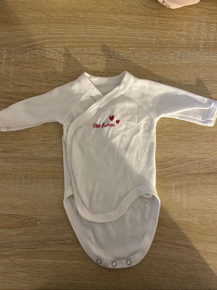 Lot de trois bodys motif coeur - photo numéro 2