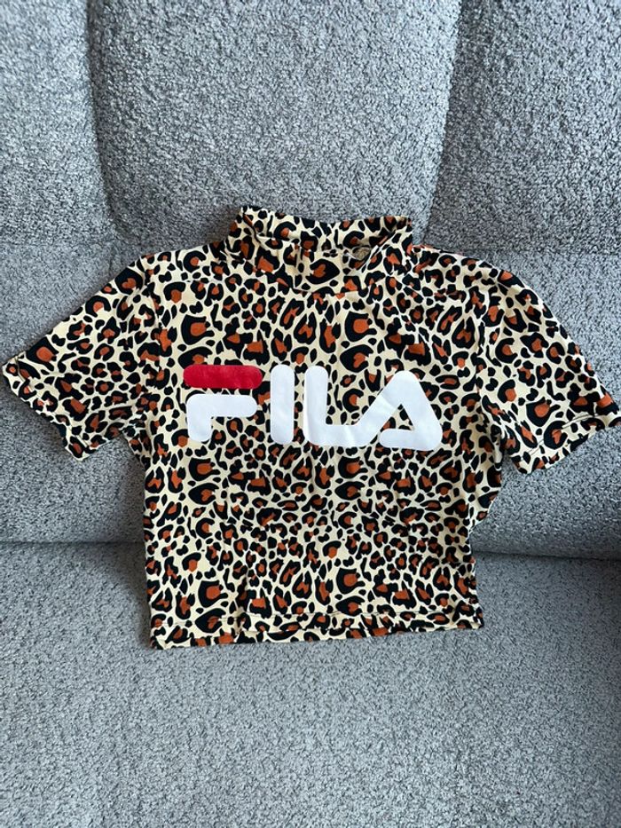 Top crop top manches courtes imprimé léopard Fila