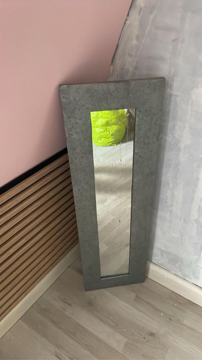 Miroir en métal en parfaite état
