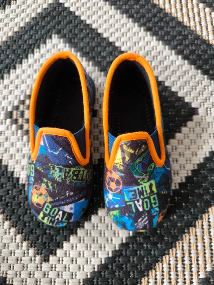 Chaussons "Avec Amour" taille 24  Motif football neuve