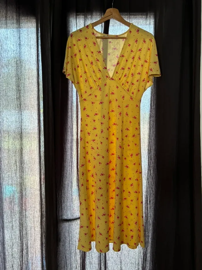 Robe jaune à fleurs rouges
