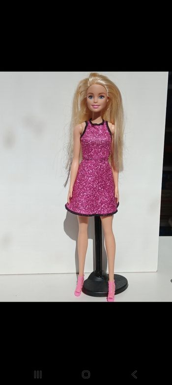 Poupée barbie mattel ensemble rose a paillettes tête 2013 corp 2015 
Poupée et ensemble compris