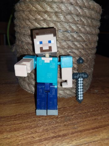 Figurine minecraft avec épée